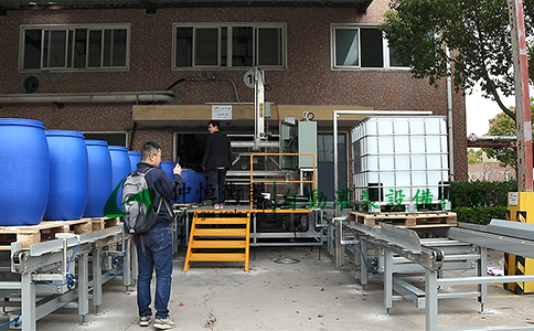 GAF-1500型200L*4桶 IBC噸桶全自動灌裝機(jī)現(xiàn)場調(diào)試