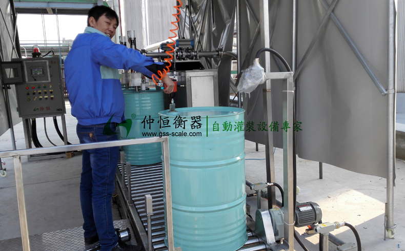 仲恒GAF-300LM-Ex自動尋口灌裝線 客戶現(xiàn)場安裝調(diào)試3