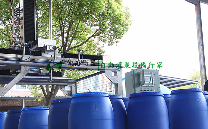 GAF-1500型200L*4桶 IBC噸桶自動(dòng)灌裝線現(xiàn)場(chǎng)調(diào)試3
